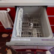 食洗機：食器洗浄乾燥機付きで家族の食器もピカピカ。後片付けもラクラクこなせて、日々の生活には欠かせない便利設備。環境にもママの手にも優しいのがうれしいですね。