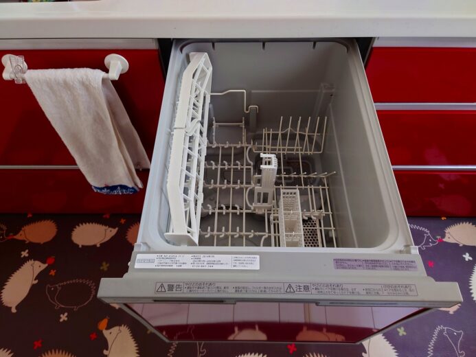 食洗機：食器洗浄乾燥機付きで家族の食器もピカピカ。後片付けもラクラクこなせて、日々の生活には欠かせない便利設備。環境にもママの手にも優しいのがうれしいですね。