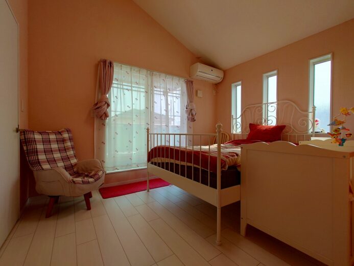 主寝室：2面採光の居室は快適な光を取り入れ、心地よい風を取り入れます♪ウォークインクローゼットもあり、生活しやすい居住スペース。勾配天井で開放感も得られる大切な空間です。