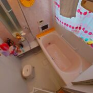 浴室：1坪バスルーム。ゆったり足が伸ばせるので、毎日の疲れを癒やすバスタイムを実現。ご家族みんなでも入れますね♪浴室換気乾燥暖房機付きで浴室内干しも可能！
